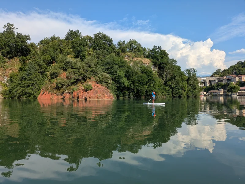 Stand up paddle (SUP) sur la rivière